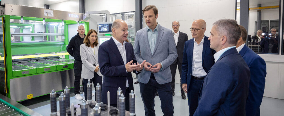 Important milestone for the green hydrogen economy: Quest One and MAN Energy Solutions open new gigahub